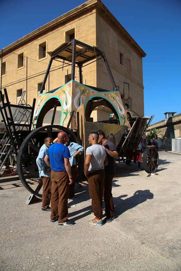 Svelamento e costruzione del carro Svelamento e costruzione del carro
