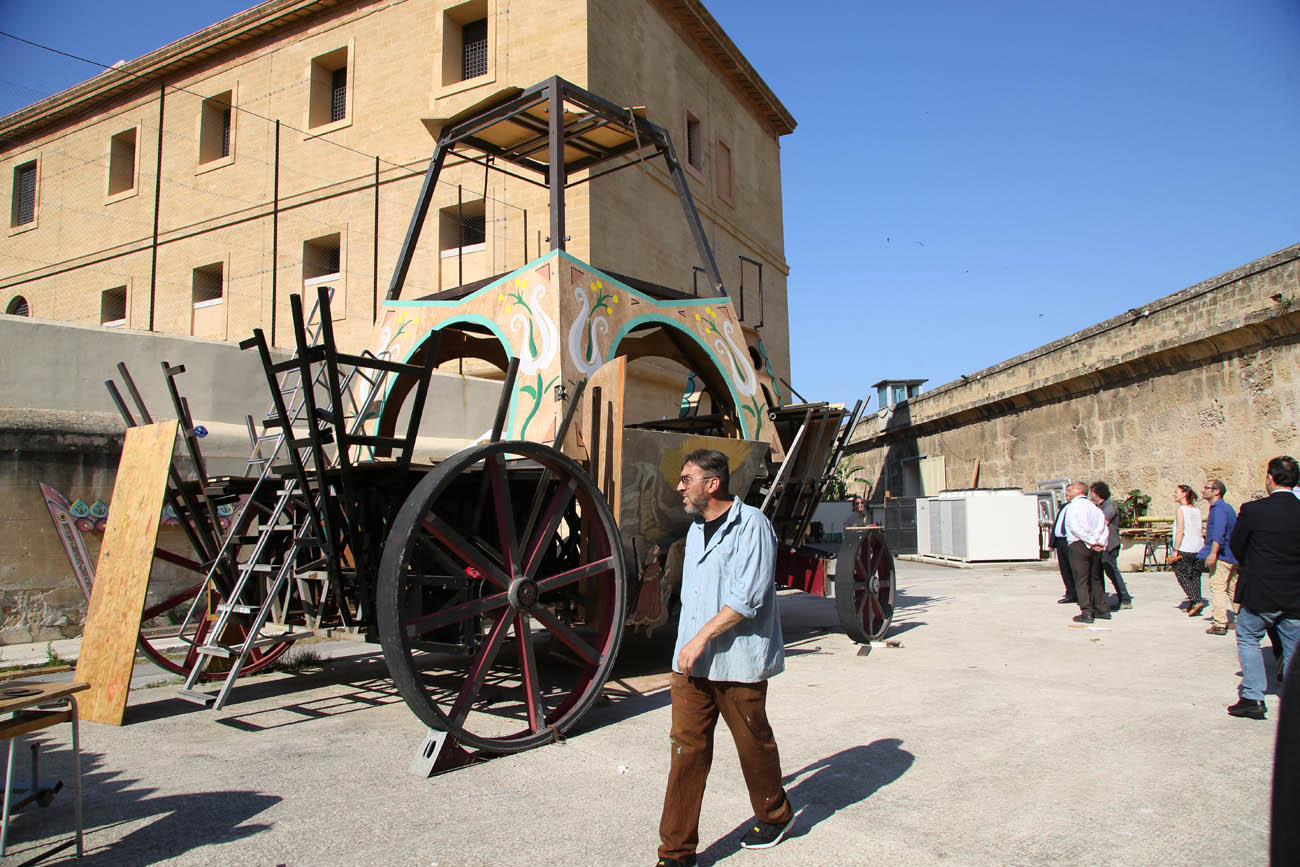 Svelamento e costruzione del carro Svelamento e costruzione del carro