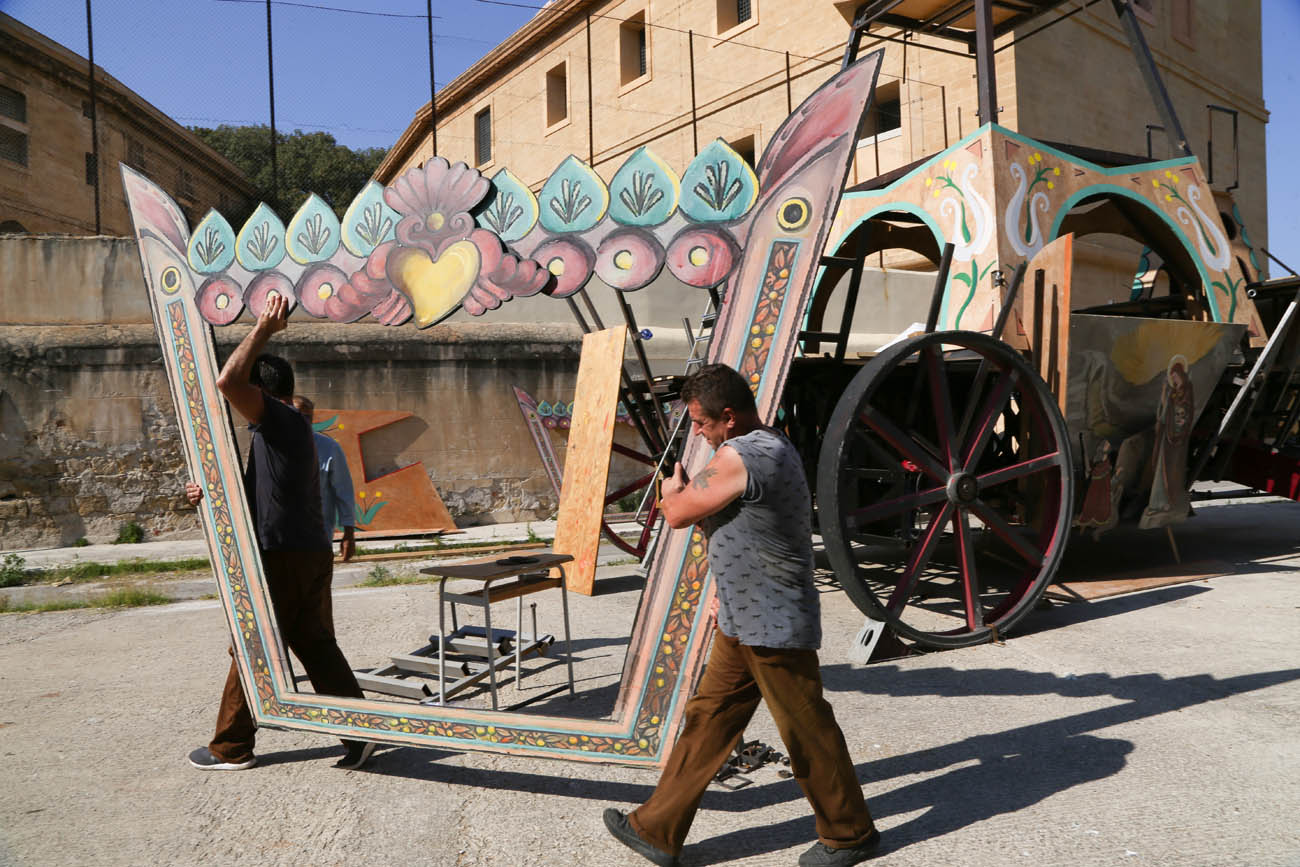 Svelamento e costruzione del carro Svelamento e costruzione del carro