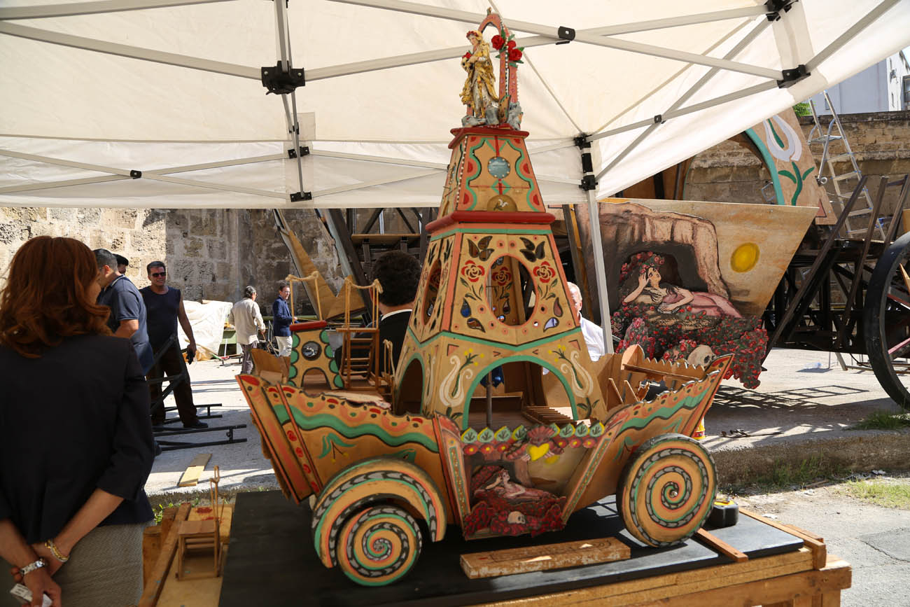 Svelamento e costruzione del carro Svelamento e costruzione del carro