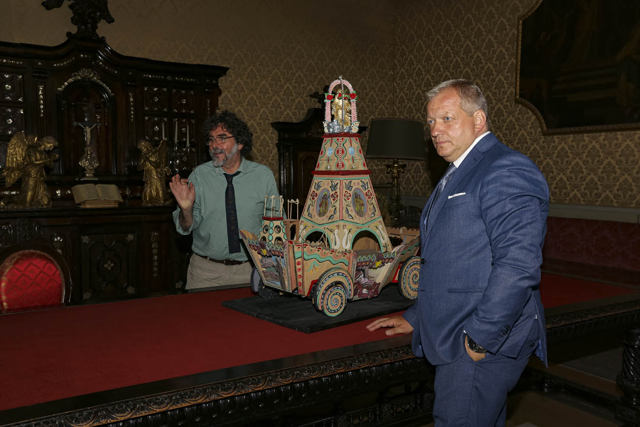 Svelamento e costruzione del carro Svelamento e costruzione del carro